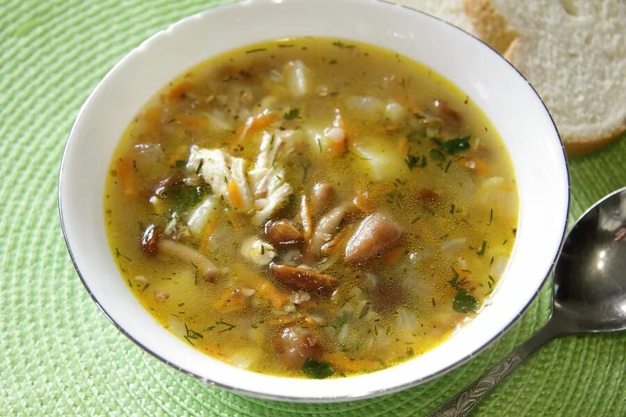 Суп с мясом без картофеля. Грибной суп с опятами. грибной суп из опят. гречневый суп с опятами. суп с опятами и курицей.