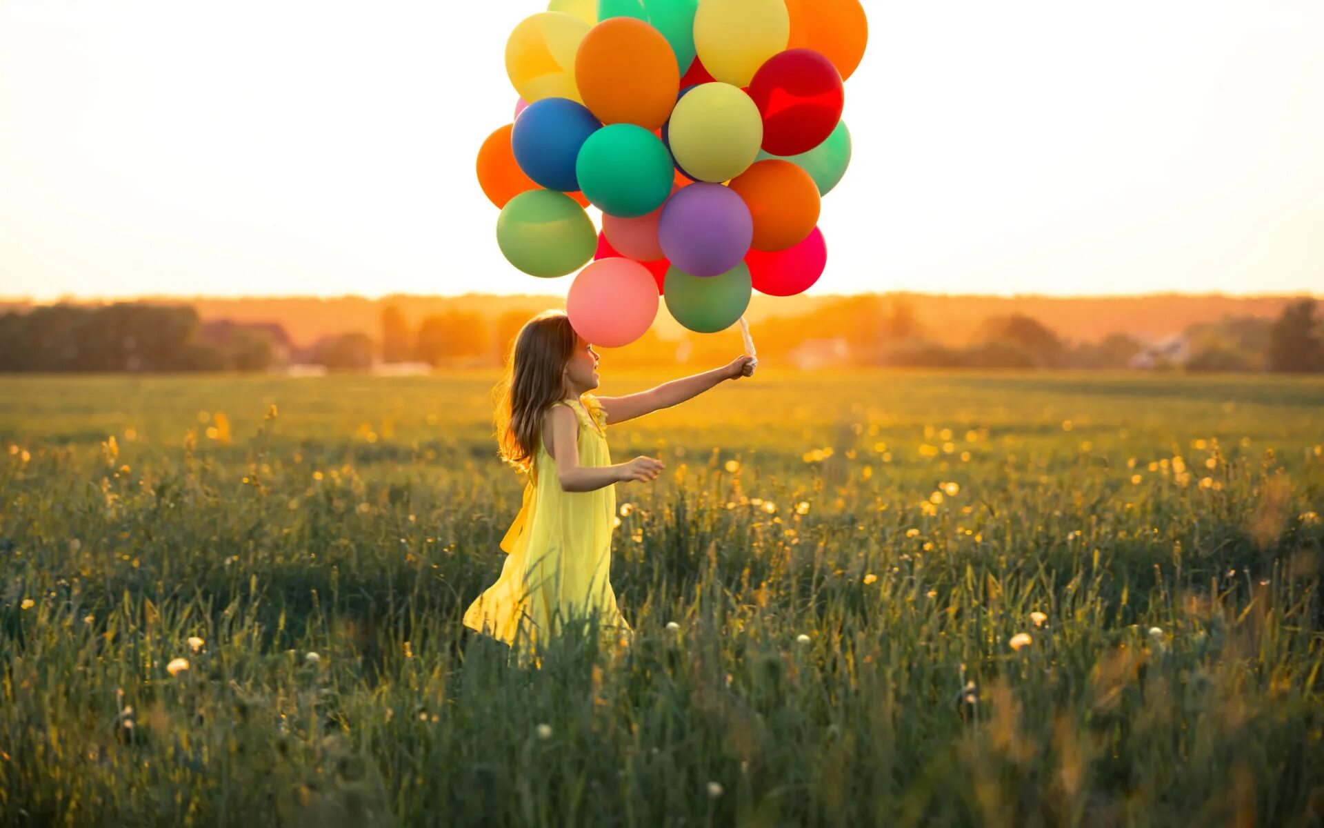Девочка с шариками в поле. Девочка с воздушным шариком. Фотосессия в поле с воздушными шарами. Дети с воздушными шарами.