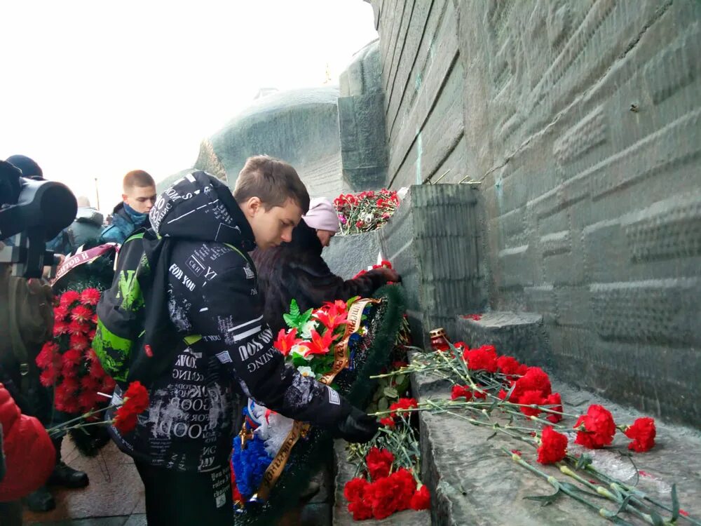 Возлагать цветы к памятнику. Возложение цветов в Воронеже. 25 Января освобождение Воронежа. Годовщина освобождения Воронежа. 25 января воронеж купить