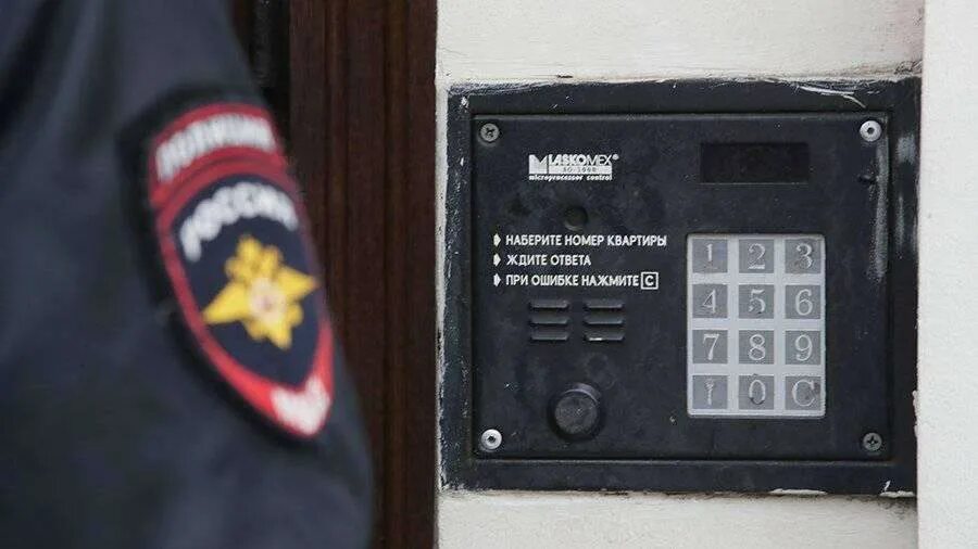 Как попасть в подъезд. Полиция в домофоне. коды от домофонов от 5 подъездов. коды подъездов не от домофона. кодовый замок на дверь подъезда.