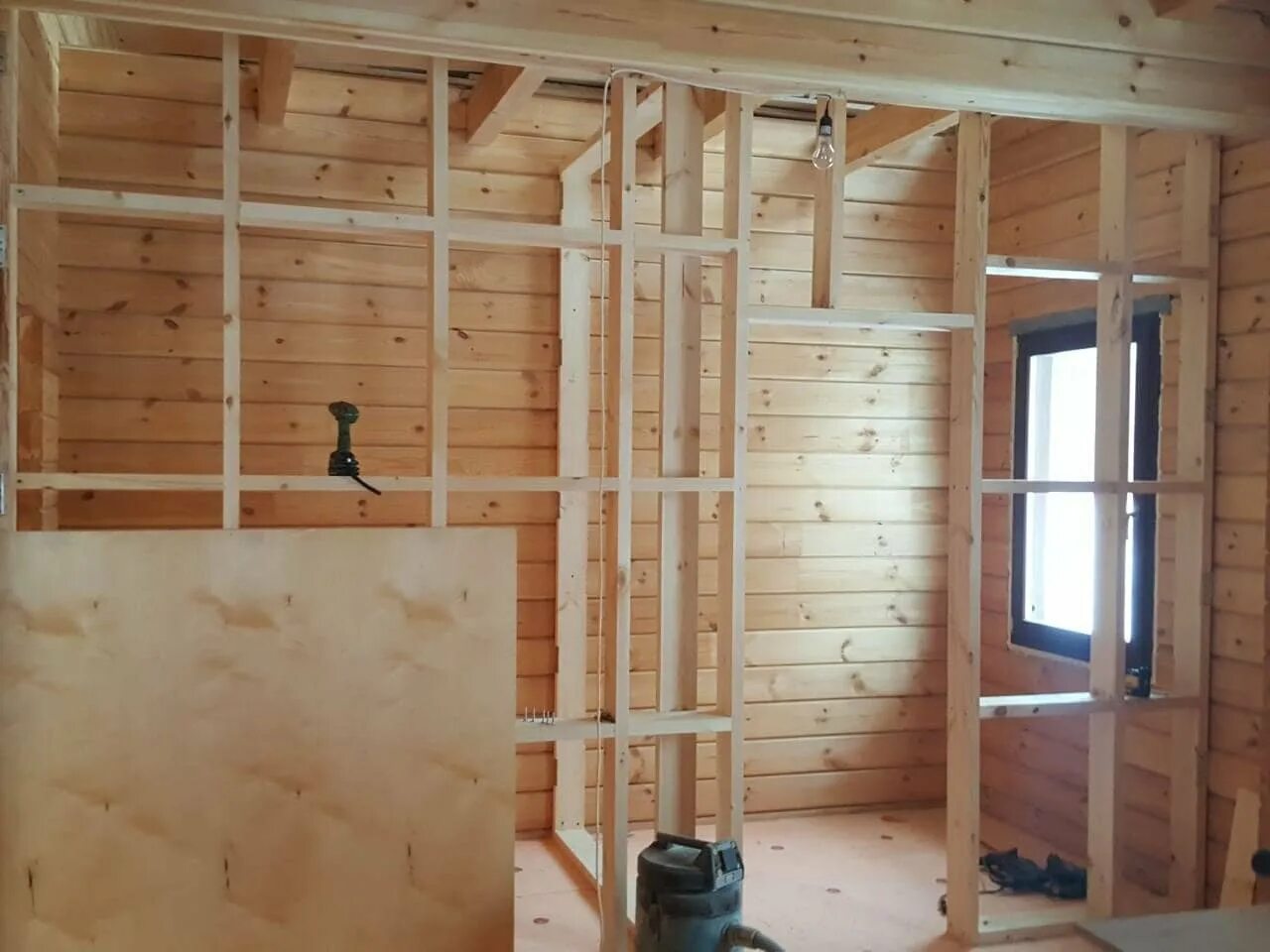 Монтаж стен деревянного дома. Монтаж стен деревянного дома. Деревянные каркасные перегородки. Монтаж каркасно-обшивных перегородок. Внутренние перегородки в деревянном доме.