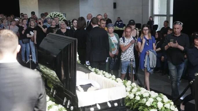 Прощание жены с Юрием Шатуновым. Похороны Шатунова кремация. Малахов прощание