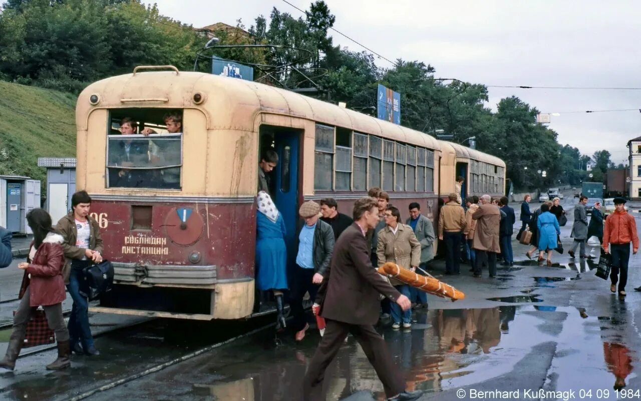 Движение трамваев иркутск. Трамвай Иркутск 1994 год. Иркутский трамвай. Трамвай Иркутск 1967. Старый Иркутский трамвай.