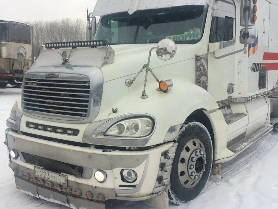 Купить фредлайнер б у. Тягач Фредлайнер коламбия. Бампер freightliner Columbia. Фредлайнер коламбия 2003 года. Коламбия Фредлайнер коламбия.