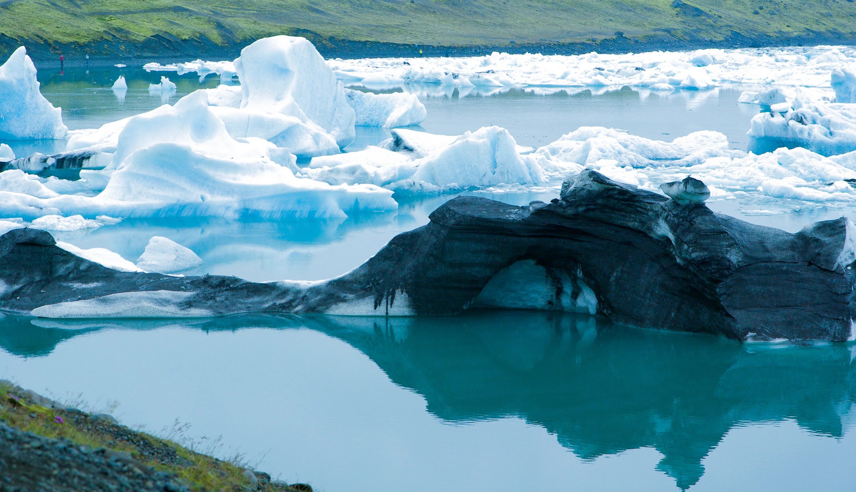 Большой остров покрытый льдами. Айсберги большого арктического заповедника. Фьорд Матусевича ледники. Исландия ледник окйокль. Исландия айсберги.