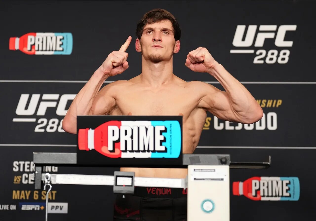 Мовсар евлоев стерлинг. Мовсар евлоев стерлинг. Мовсар евлоев ufc. Ufc плакаты мовсар евлоев. Мовсар евлоев стерлинг.