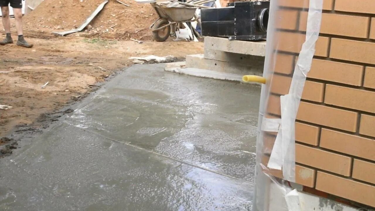 Как поливают стяжку пола. Пол после заливки. Чем залить сухую стяжку полив трещину. Механизированная полусухая стяжка. Полив стяжки.