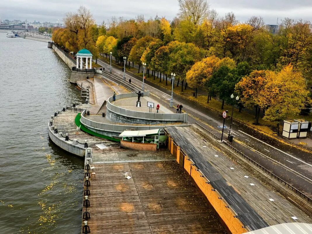 Красивая набережная реки. Парк Горького Нескучный сад. Набережная Москвы реки Нескучный сад. Парк Горького Москва набережная. Набережная Москвы реки в парке Горького.