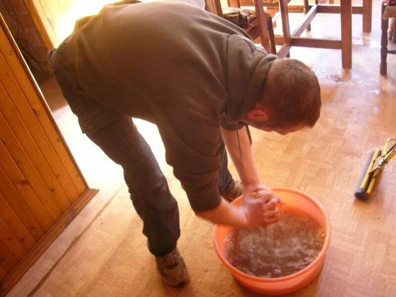 Мужчина моет пол. Мужчина моет пол. Мужик моет полы. Мужик моет полы. Мужчина убирается.