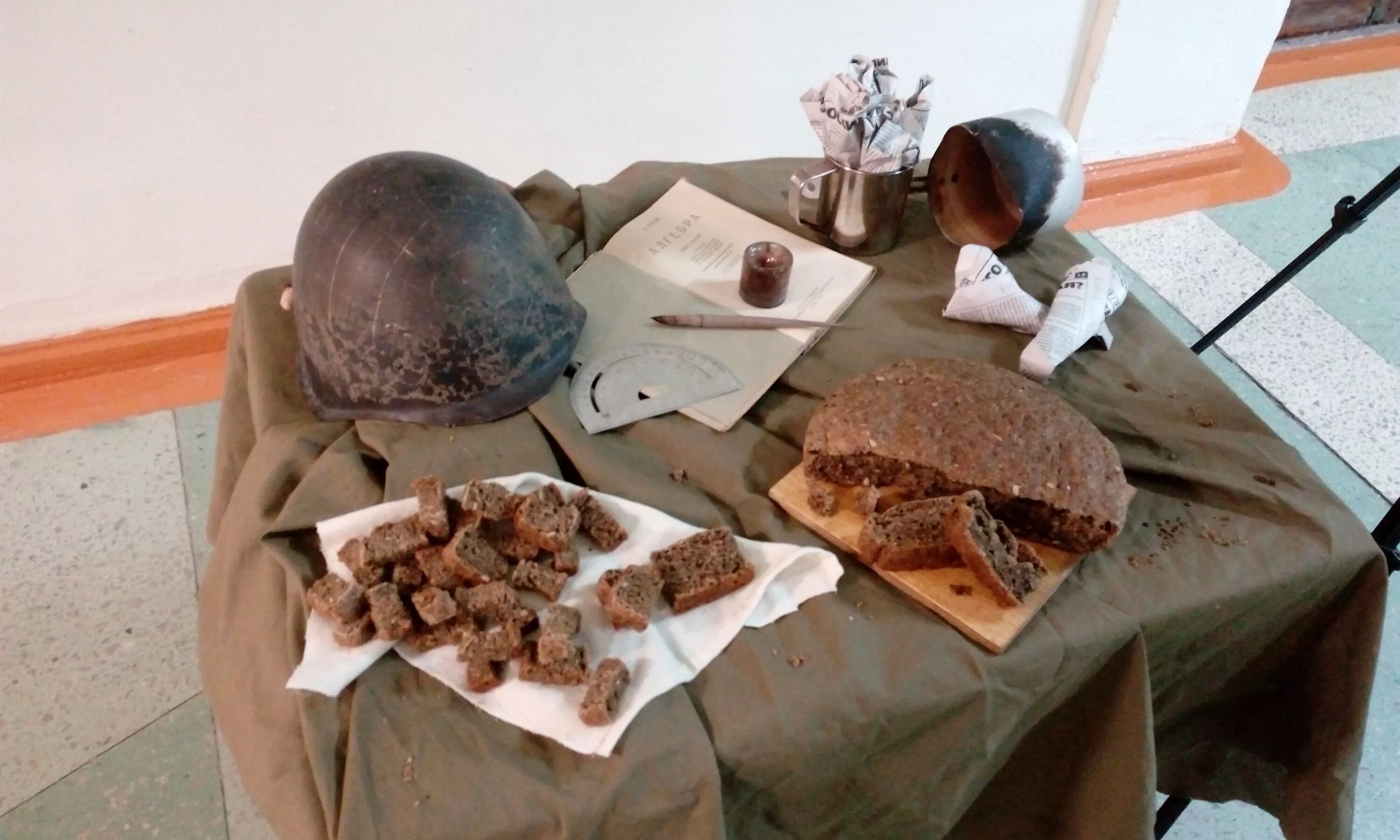 манежная площадь выставка блокада ленинграда. инсталляция в школе блокадный ленинград. выставка на манежной площади к блокаде. фотозона блокада ленинграда. блокадный хлеб ленинграда.