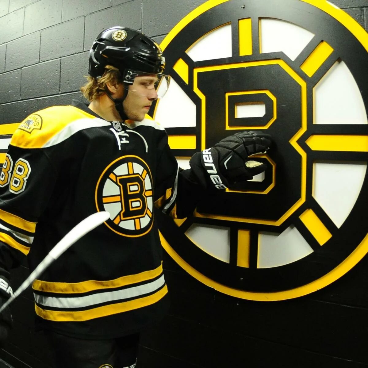 Хк бостон. Хк Бостон Брюинз. Бостон Брюинз хоккей. NHL Boston Bruins. Boston Bruins хоккеисты.