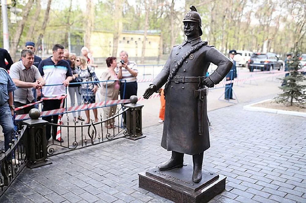 Памятник Брандмейстер города Саратов. Памятник городовому Саратов. Брандмейстер города Саратов. Саратов Соборная площадь Брандмейстер города. Памятники города саратова