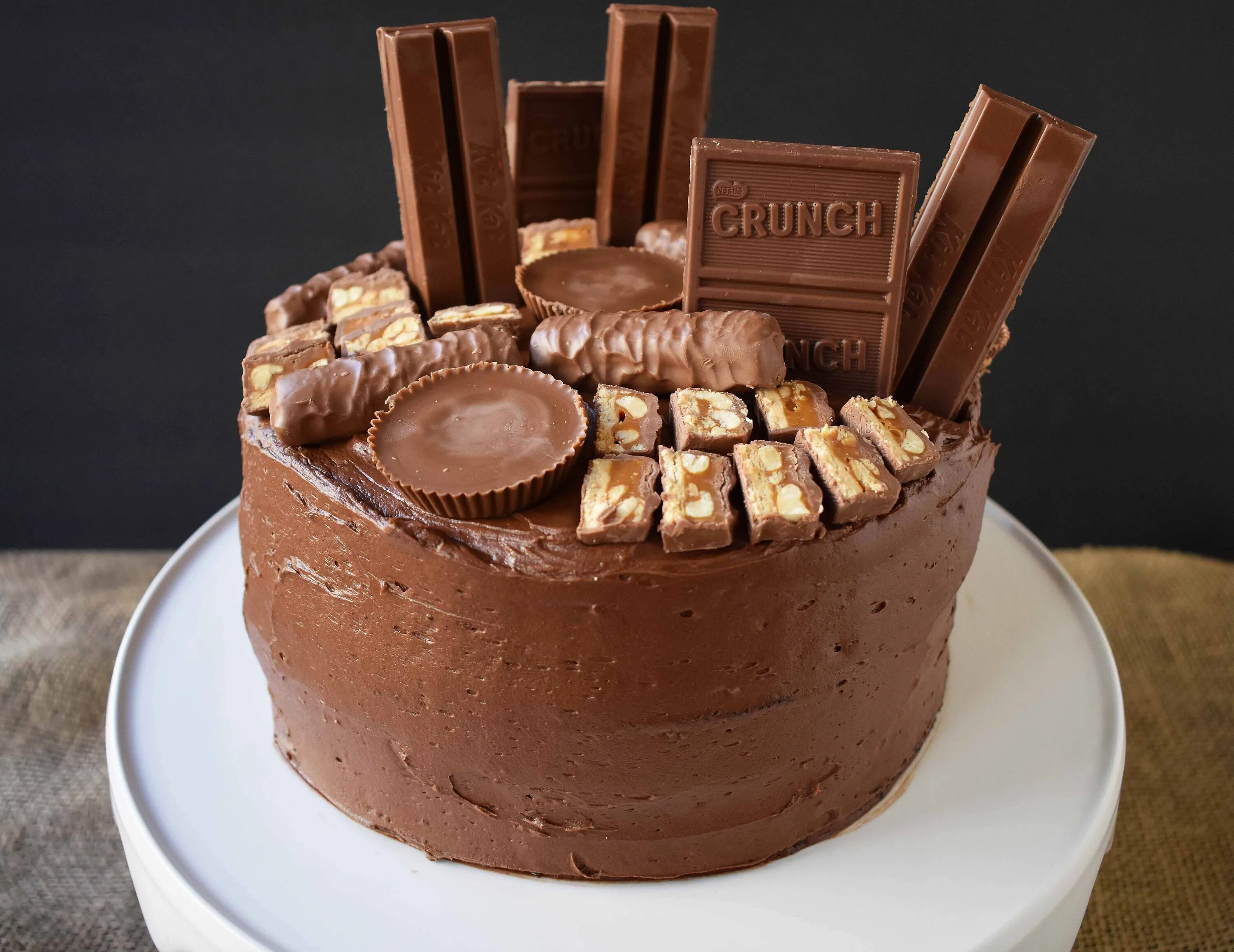 Шоколадный кейк. Шоколадный торт. Украшение торта сладостями. Украшение торта конфетами и шоколадками. Торт «шоколадка».