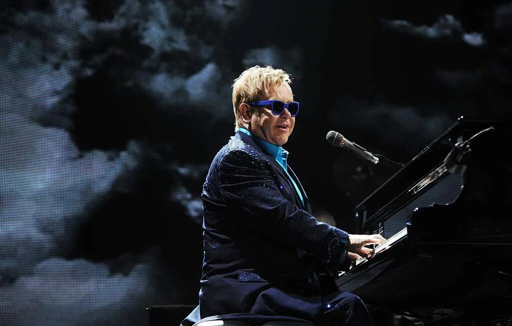 Элтон джон sorry. Elton John 2023. Элтон Джон (Реджиналд Кеннет Дуайт. Elton John Live. Элтон Джон 1995.