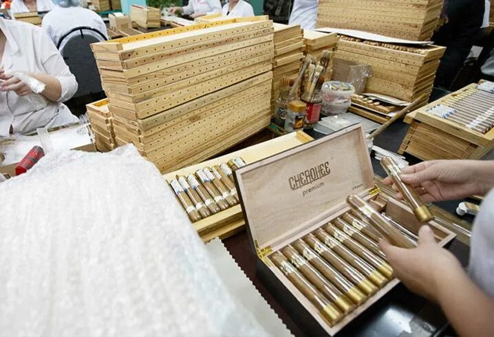 Какая табачная фабрика в России до сих пор не продалась Западу и делает качестве