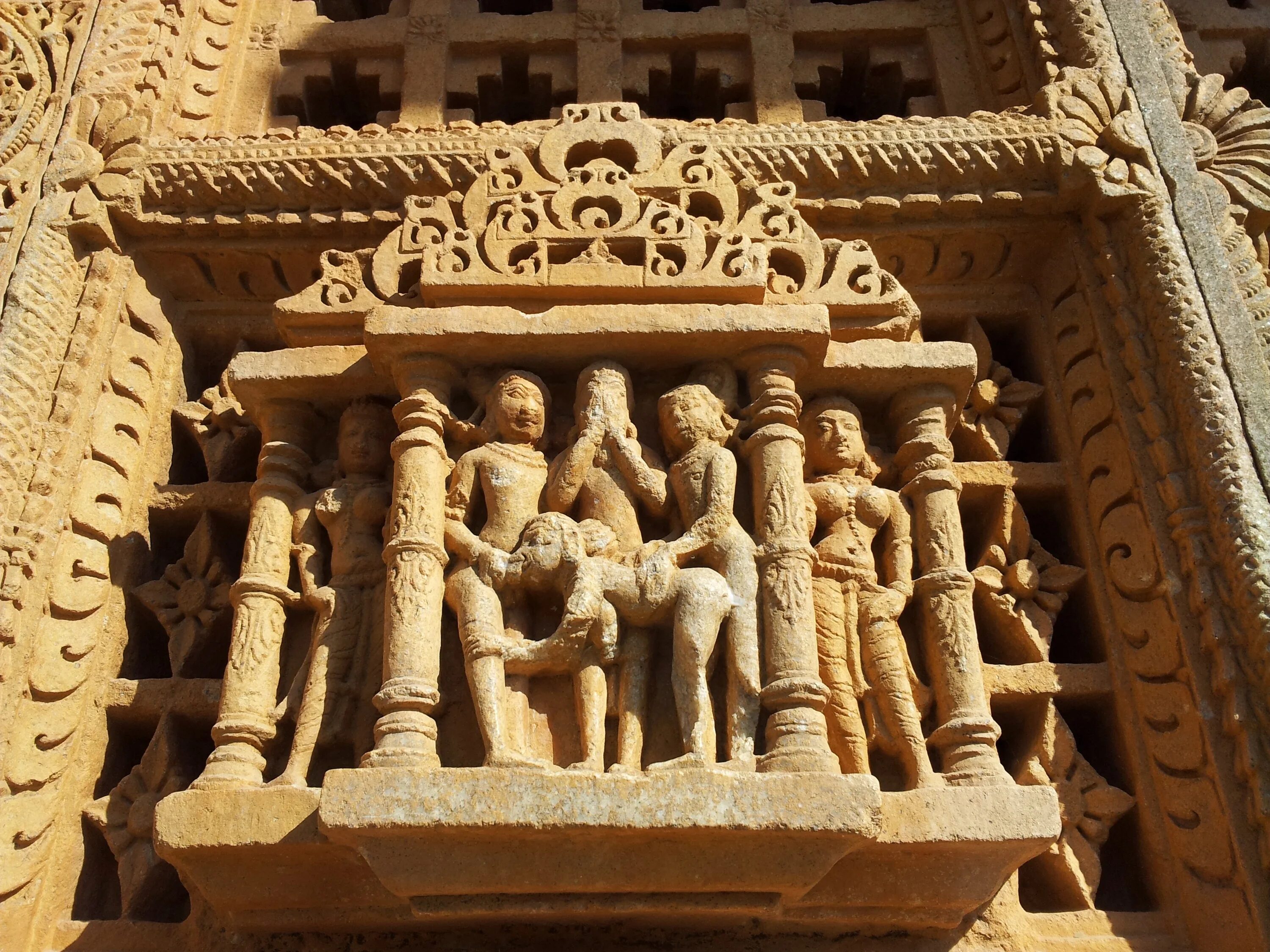 Барельефы храмов древней индии. Барельефы храма ангкор вата. Архитектура индии в империи маурьев. Akshardham temple скульптуры. Храм карли в индии.