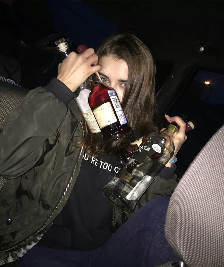 Пьющий парень и девушка. Девушка с бухлом на аву. пиво на аву. в германии спиваются молодые девчонки.