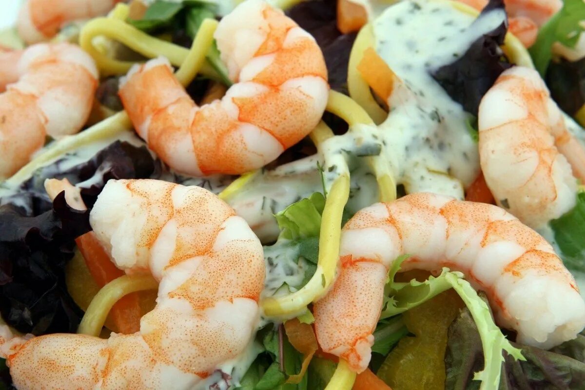 Креветки в пост можно ли кушать. Креветки. салат с морепродуктами. рыба креветка. блюда из креветок.