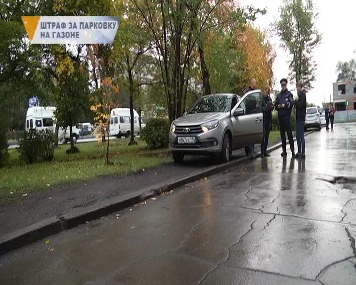 Штраф за парковку на газоне. Штраф 300000 за парковку на газоне. Парковка на газоне в Москве. Мади штрафы газон.