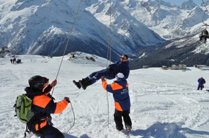 Горнолыжный курорт лоза снежная лавина кровинушка. Маятниковая канатная дорога домбай. Домбай склоны. Спасатель freeride_36. Домбай туризм.