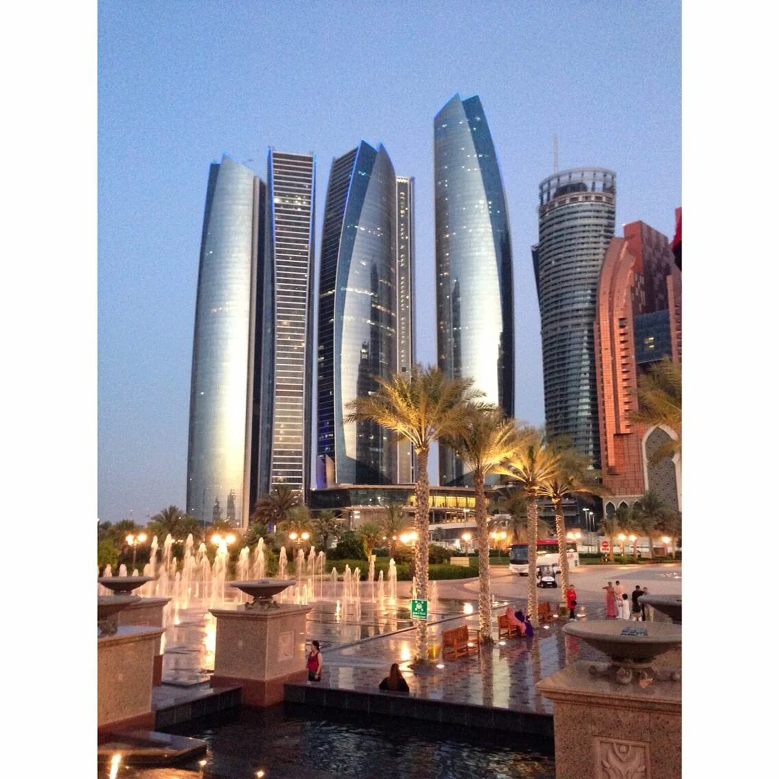 Etihad towers. Этихад тауэрс. башни этихад. uae etihad towers abu dhabi. пляж башня этихад абу даби.