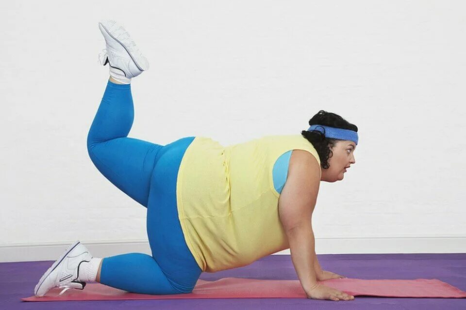 Мужчина который не занимается спортом. Полный человек занимается спортом. Тренировка полных людей. Женщина занимается спортом. Спортивные люди.