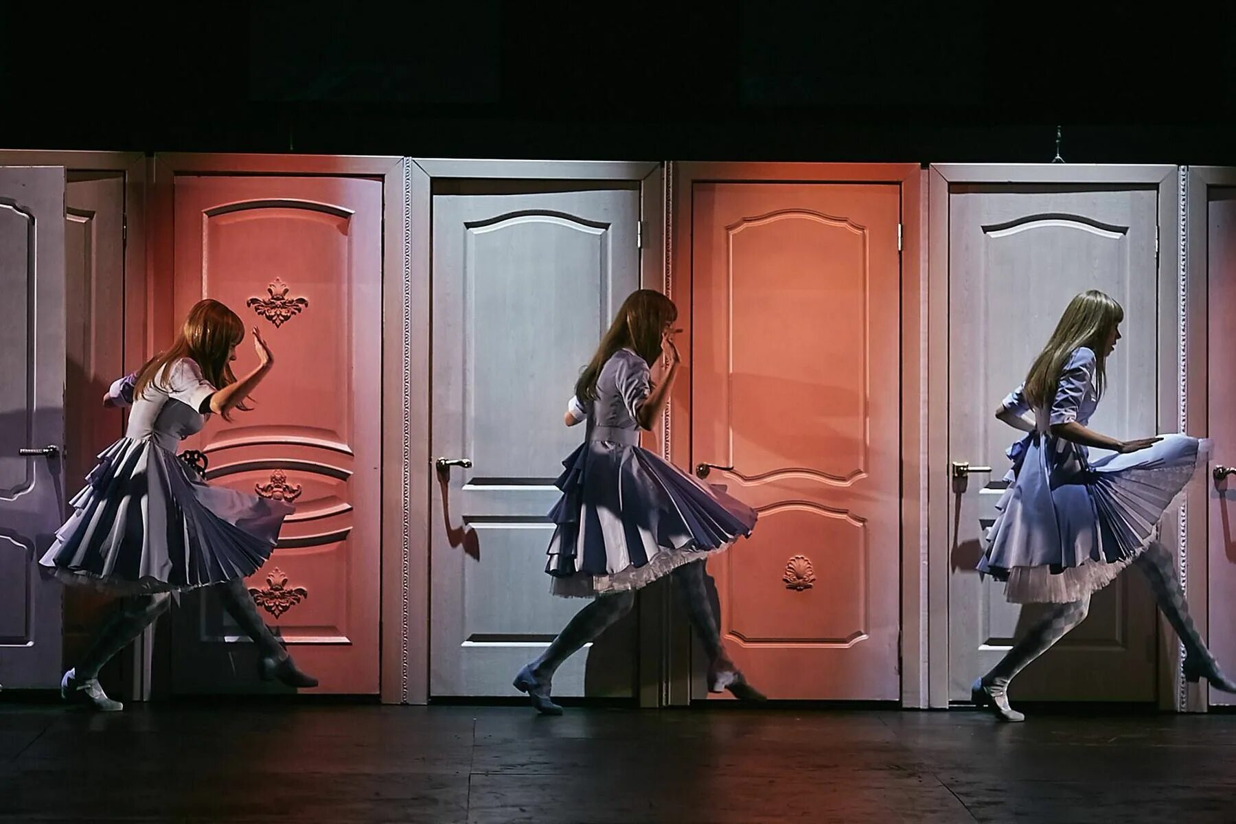 Алиса красноярский тюз. Алиса спектакль красноярского тюза. Алиса тюз красноярск. Алиса тюз красноярск. Алиса красноярский тюз.