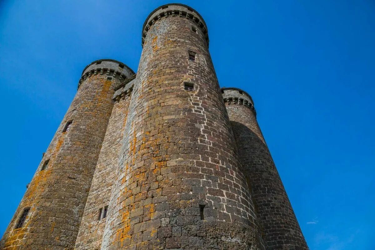 Какая красивая башня. Романский замок донжон. Замковая башня донжон. Романский замок башня донжон средневековья. Башня донжон романский стиль.