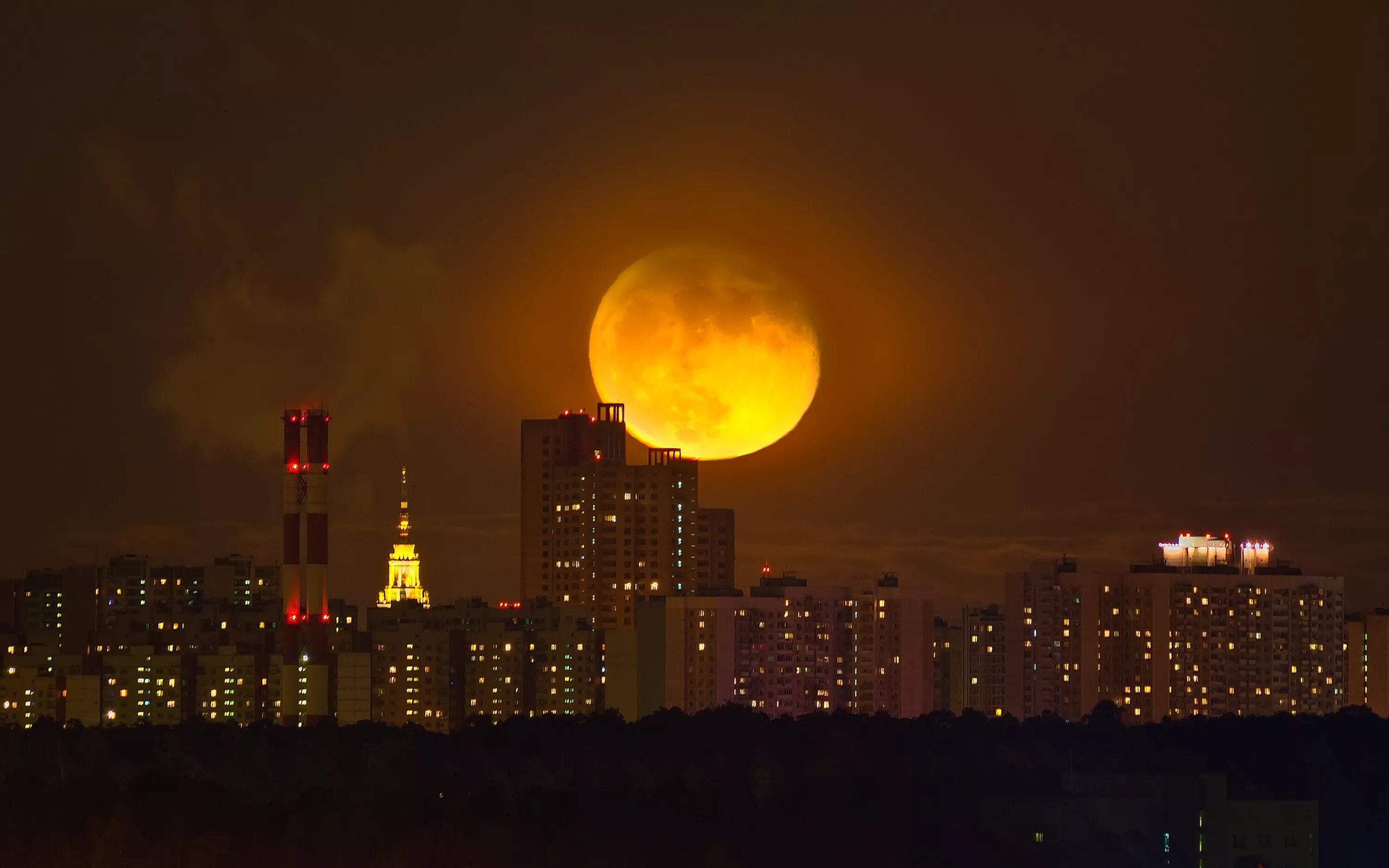 суперлуние в москве. какой вечер сейчас ночь. луна вид с земли ночью. ночь. суперлуние в 2020.