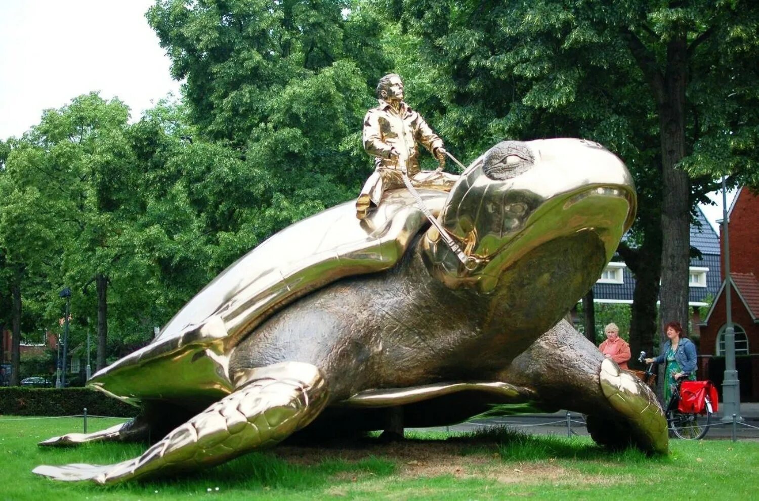 необычные памятники и скульптуры. памятник чехия трабант. футуристические скульптуры чада найта. скульптура черный призрак в клайпеде литва. необычные скульптуры.