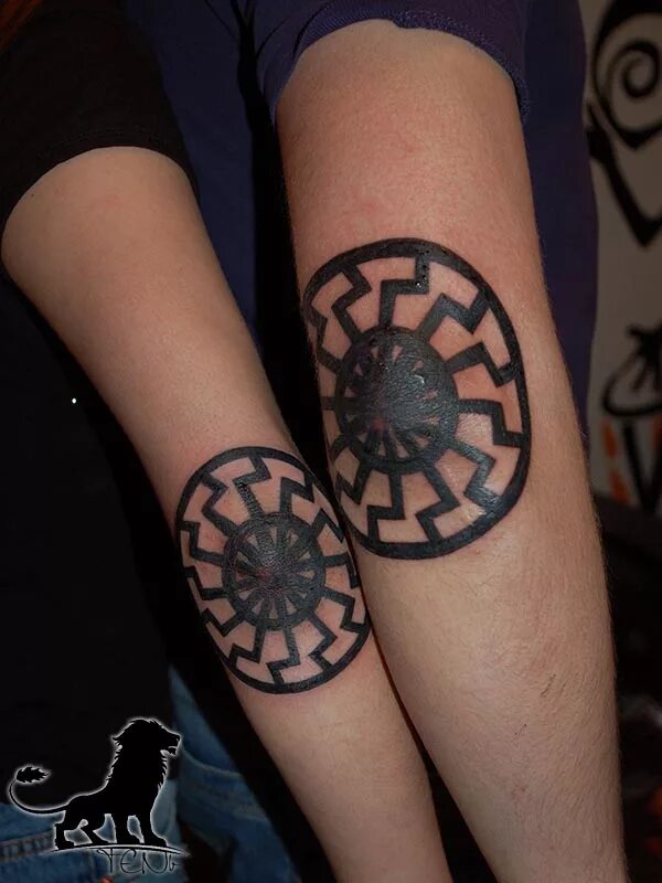 Славянское черное солнце тату. Солнце на локте значение. Шлем ужаса символ славян. Солнце на локте значение. Тату обереги.