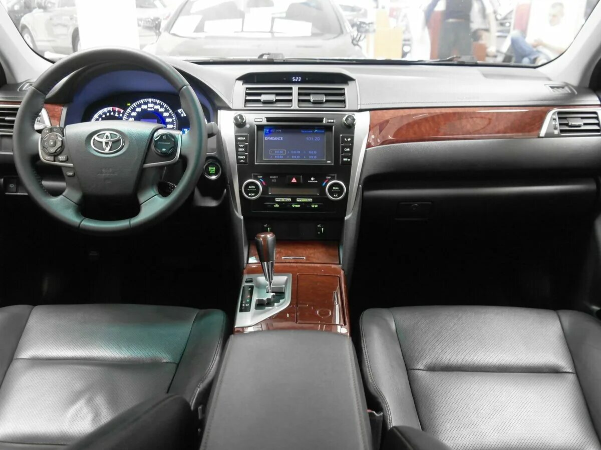 Камри максимальная комплектация. Toyota Camry 2014 салон. Toyota Camry 50 2014. Тойота Камри xv50 комплектации. Toyota Camry 2014 комплектация Люкс.