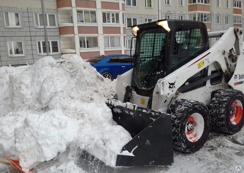 Мини погрузчик jcb 135 уборка снега. Погрузчик для снега. Фронтальный погрузчик sdlg 936 уборка снега. Уборка снега фронтальным погрузчиком. Ковш самоопрокидывающийся для вилочного погрузчика.