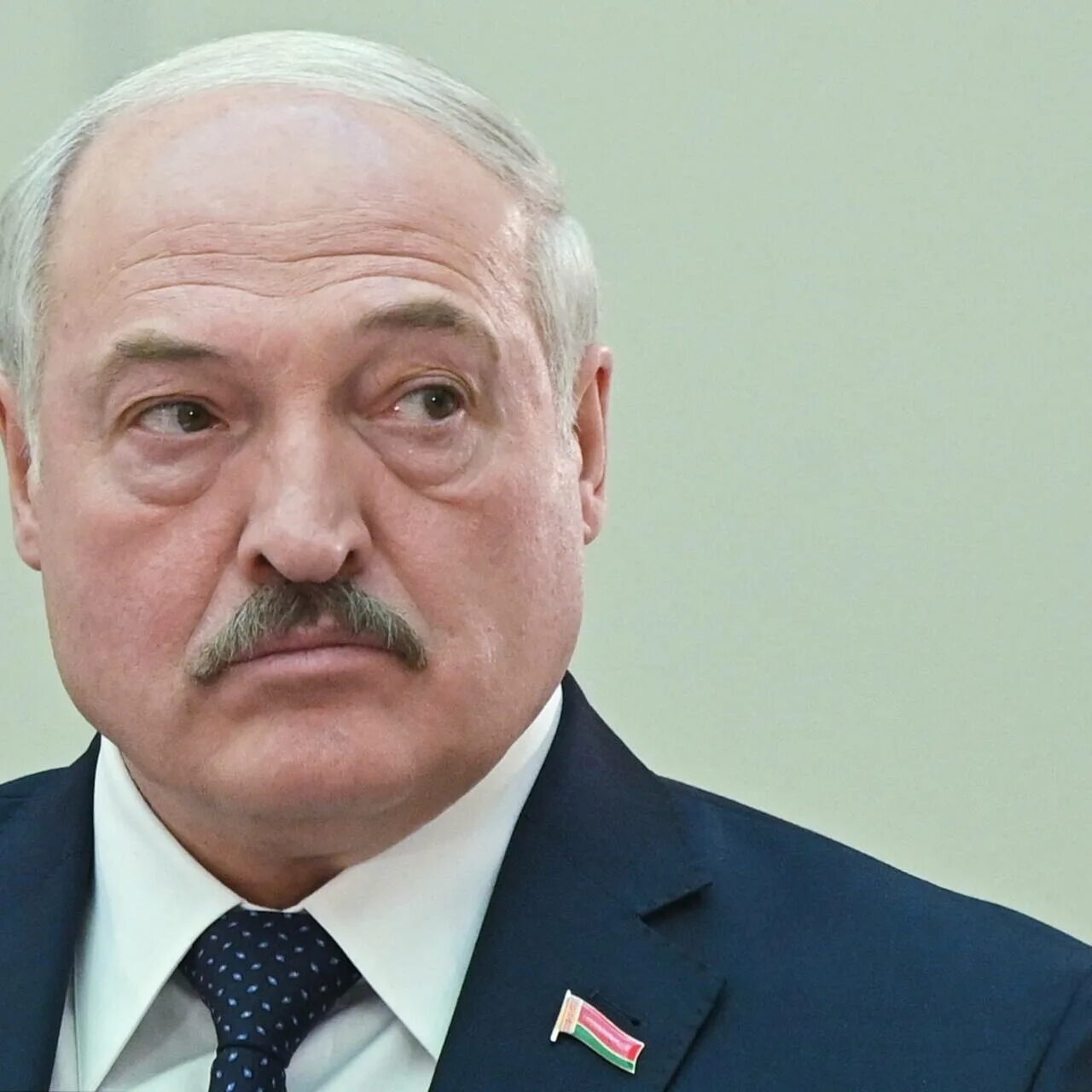 Лукашенко вводит войска. Лукашенко подписывает.