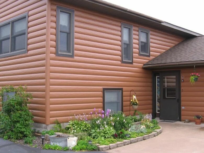 дом сайдинг под дерево фото. металлосайдинг евробрус клен. L-брус xl 14х335мм. красивые дома обшитые сайдингом под дерево. блок хаус дерево обделанный дом.