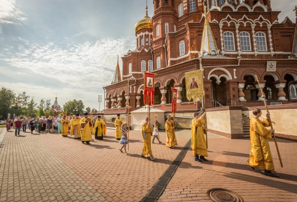 Михаило архангельском кафедральном соборе. Михаило архангельский собор ижевск. кафедральный собор ижевск. церковь в ижевске михаило архангельский. ижевск кафедральный собор михаило-архангельский ночью.
