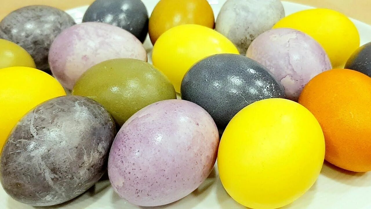 Как красить яйца куркумой. Яйца крашеные куркумой. Яйца в куркуме на Пасху. Окрашивание яиц куркумой. Окрашивание яиц натуральными красителями.