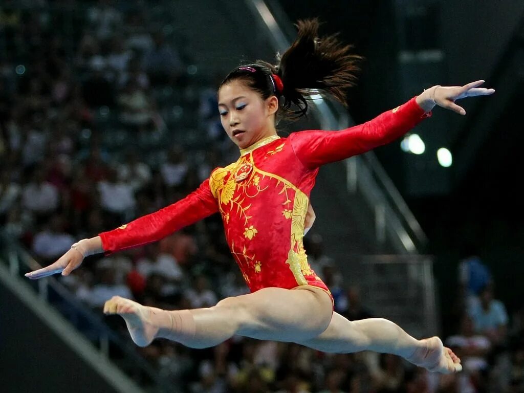 Художественная гимнастика китай. Гимнасты китая. Дина аверина красный купальник. Выступление гимнасток в китае. Выступление гимнасток в китае.