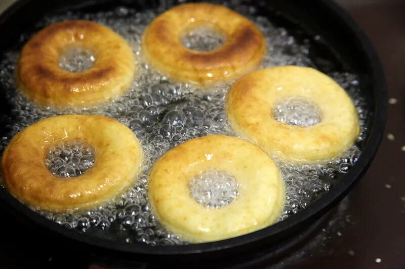 пончики на кефире пышные. тесто для пончиков. пончики круглые. пончики на дрожжах жареные на сковороде. сковорода для пончиков.