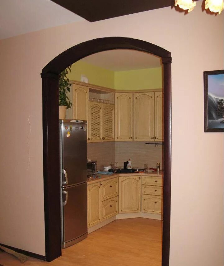 Окно в перегородке между комнатами. Проем между. Квадратная арка в квартире. Арка в квартире. Окно в перегородке между комнатами.