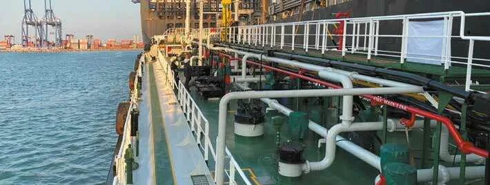 Бункеровка судов топливом. Бункеровка нефти. Бункеровка. Что такое бункеровка. Бункеровочная станция бункеровка судна.