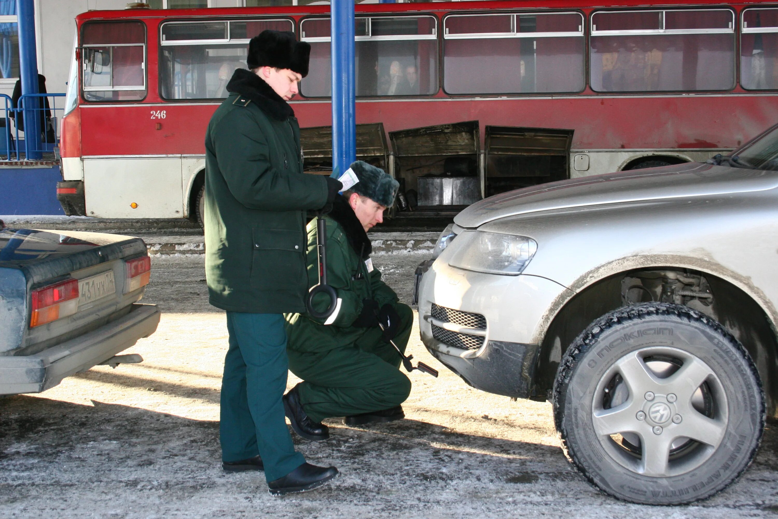 таможенное оформление взятка. таможенный контроль авто. задержание транспортного средства. таможня забрала машину. конфискация машины.