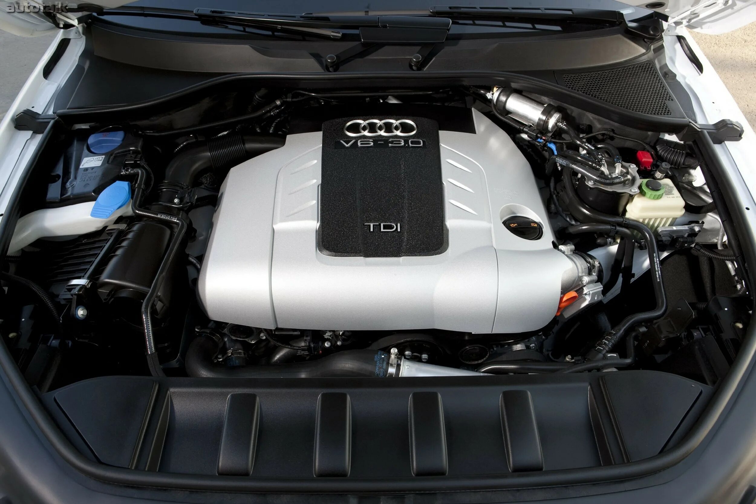 3.0 tdi bug. Audi q7 3.0 TDI двигатель. Двигатель Ауди ку 7 3.0 дизель. Audi q7 3 0 TDI двигатель Bug. Моторный отсек q7 дизель.