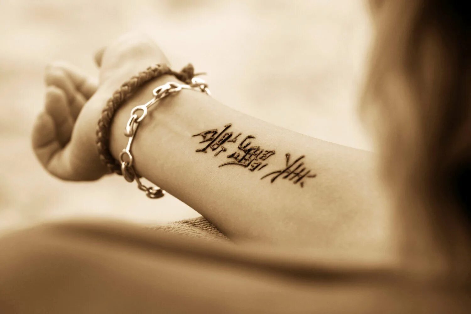 Красивые фразы для тату. Татуировки для девушек со смыслом. Тату смысл для девушек счастья. Тату на запястье. Тату на руке для девушек на счастье.
