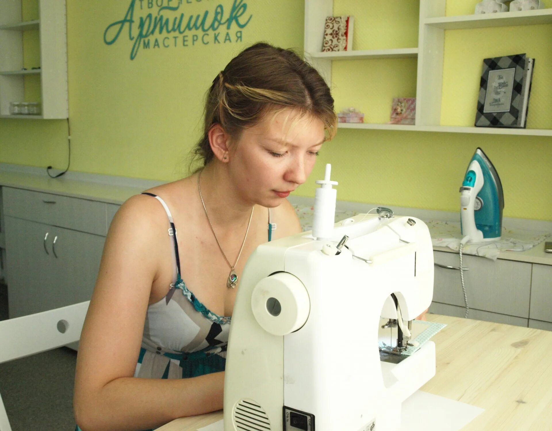 Работа швейной машинки видео. Швейная машинка и швея. Девушка за швейной машинкой. Швейная машинка для девочки. Фотосессия со швейной машинкой.
