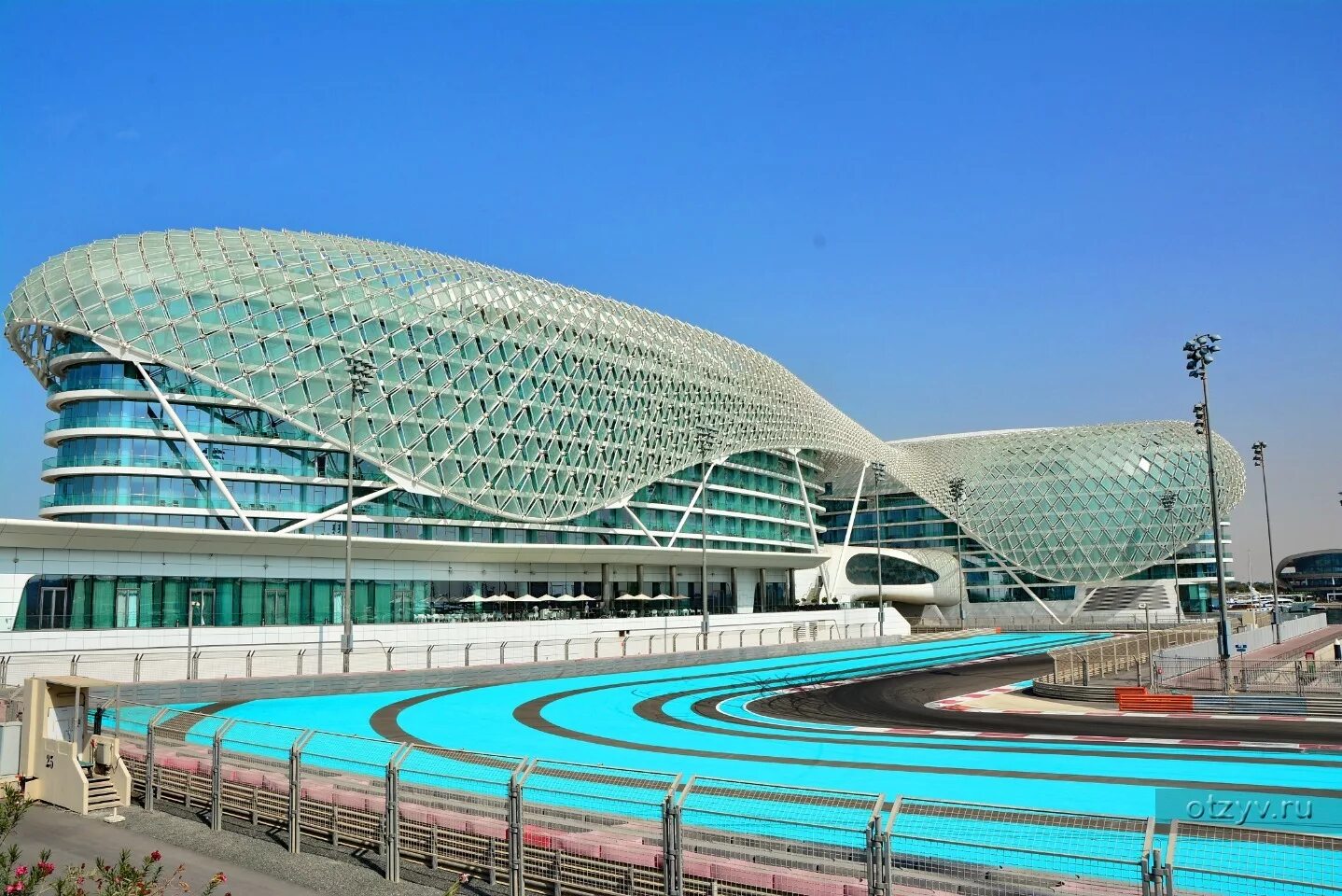Феррари парк абу даби. Аль этихад абу даби. Феррари парк дубай. Абу-даби остров яс ferrari world. Парк развлечений феррари в абу даби.