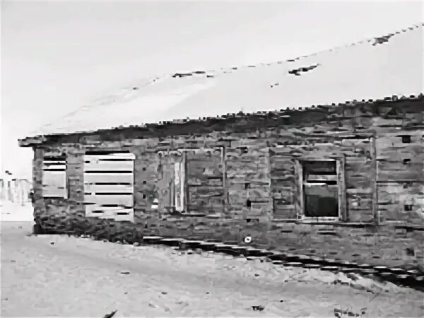 бедняцкий дом. бедняцкий. бедняцкий. деревенская семья за столом. бедняцкий.