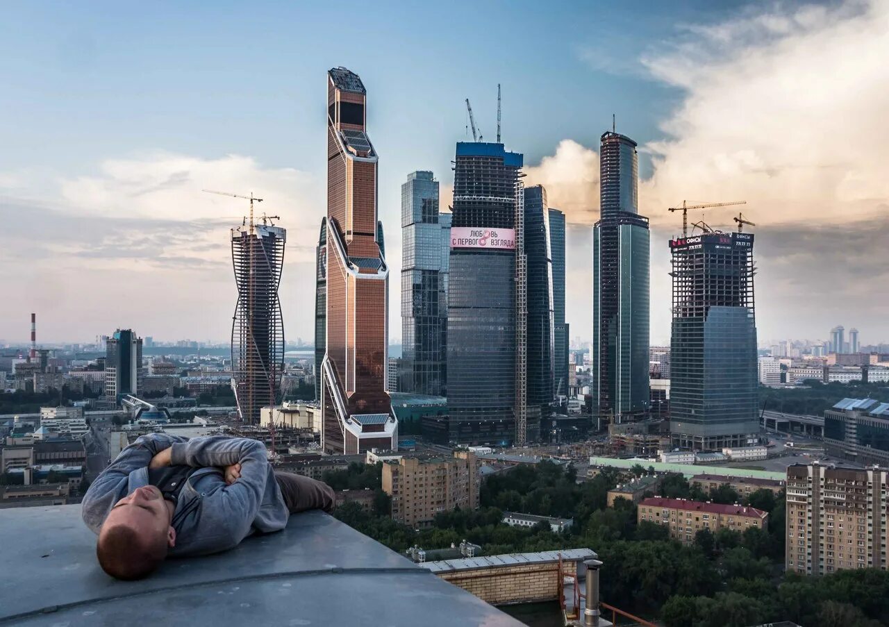 Москва сити необычный ракурс. Москва сити необычный ракурс. Небоскребы вид снизу. Ракурс сити. Москва сити 2001.