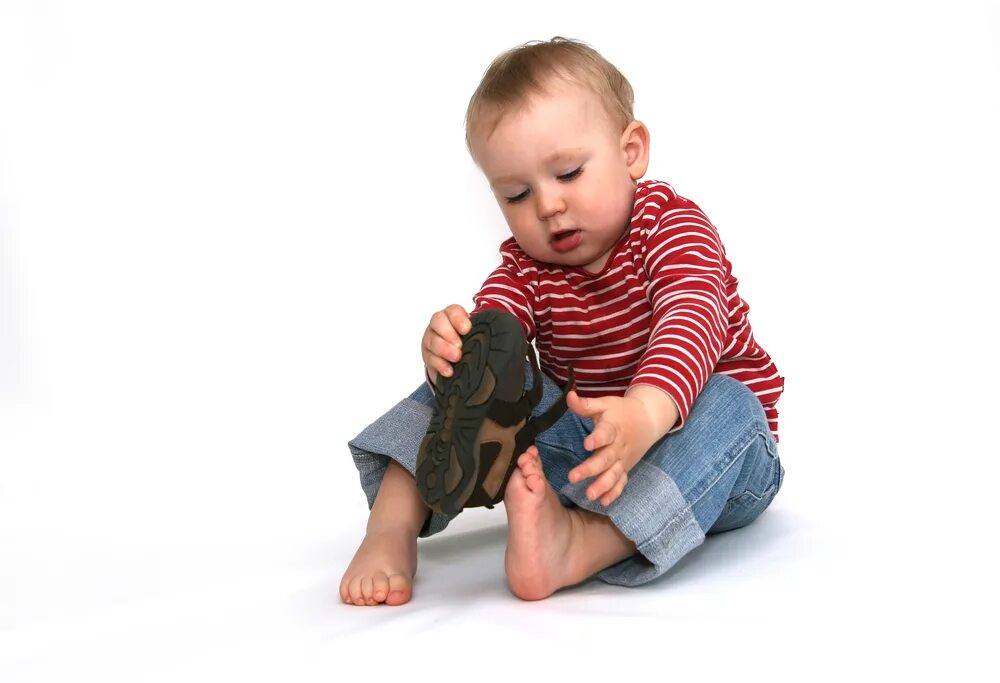 Дети в магазине одежды примеряют. Ребенок одевается быстро. Ребенок одевается быстро. Одевание ребенка. Малыш одевается картинка.