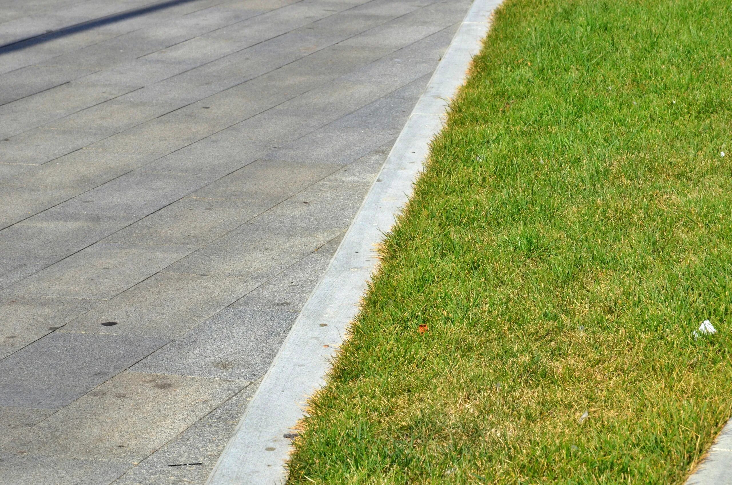 Асфальт бордюр дорога сбоку. Бордюры в городе. Камень бортовой бв 100. Асфальт с бордюром. Ограждение проезжей части.